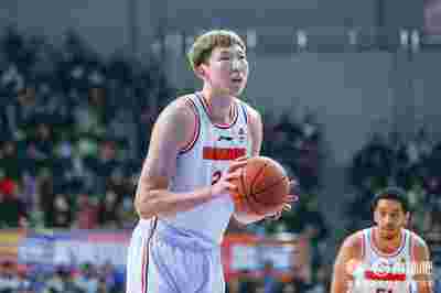 內外開花！周琦半場僅出戰13分鐘 5中4&三分3中2轟13分8板2斷